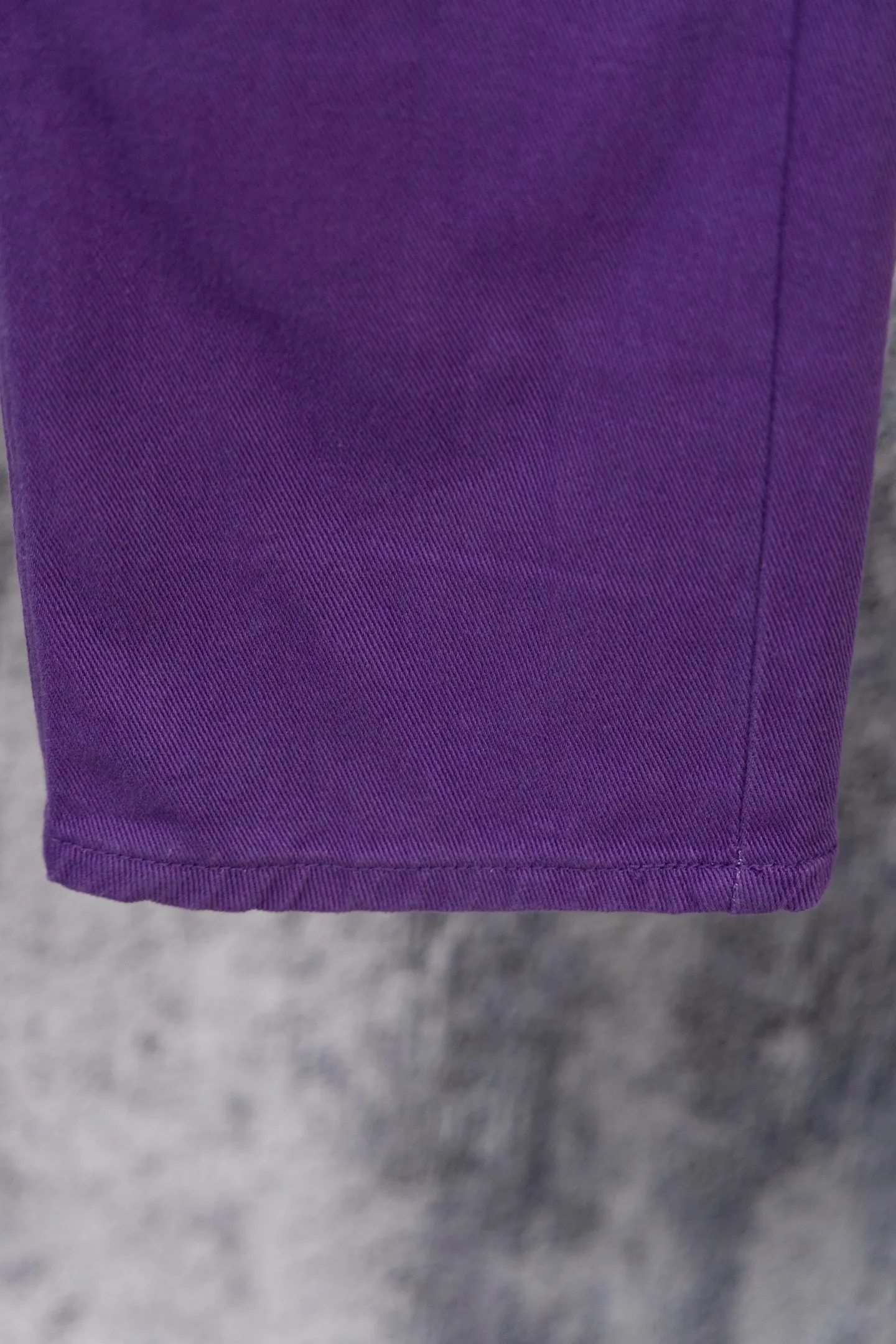 P240 CH Chromehearts Dopamine Purple Cross-Patch Leather Purple Jeans. Cabinet price is 34W level. Patched cross pattern embellishment, washed jeans! ! An absolutely high-end luxury product, a 1.9W-level god-level single product, a super popular product, made by top heavy industry, a magic weapon that cannot be missed! [About Zangyin] This is an extremely luxurious fashion brand that can also be called the aristocracy of the high street. It has always been an exclusive brand for some hipsters or rich second generations. Compared with ordinary high streets, it is more luxurious and noble. Compared with luxury brands, it is more fashionable and individual. It has always been a brand that I have a special liking for. [Top heavy industry fashion design] Consistently high-street luxury style. Speaking of this style, the Zangyin family and GU family are definitely the leading representative brands. Especially the Zangyin family has really achieved a state-of-the-art effect in creating high-street style. The unique washed material is used to create this style. The color system is already quite eye-catching. After it is decorated with patchwork cross flowers, it cleverly highlights the charm of the brand. Secondly, this style uses classic The high-waist cutting design highlights the long legs and fashionable temperament of the upper body. The brand is highly recognizable and the slim fit configuration is more suitable for daily wear. It is a product that interprets personality, fashion, and specifications at a glance. This single product is enough to make any fan excited. It can be a white T-shirt for a youthful college style, or a tight suspender for a royal style. It has strong matching ability and can be easily controlled by men.  [Materials and craftsmanship] Needless to say, this point goes without saying. As an excellent craftsman brand, Zangyin’s requirements for details and craftsmanship are really perfect. The washed color of this model has gone through so many processes, not to mention the embellishment of denim appliques. It is also purely hand-made and sewn. Just like what they believe in, only hand-made things have soul and have the meaning of wear. A top-notch heavy-duty fashionable denim item, I look forward to your perfect interpretation! !  Color: Purple Size: 28-34